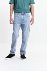 Pantalón jean gris de corte slim, tiro medio y con presillas para cinturón.