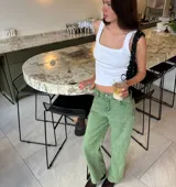 Pantalón de jean verde con corte recto y tiro alto.