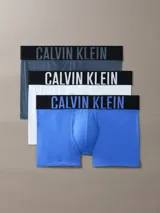 Pack de tres bóxers ajustados Calvin Klein de talle medio, confeccionados en mezcla de algodón y elastano. Incluye una unidad gris melange, una blanca y una azul, todas con cinturilla elástica negra distintiva de la marca.