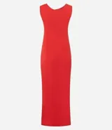 Vestido midi rojo, ajustado al cuerpo, sin mangas, con escote redondo y detalle de fruncidos en el torso.