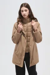 Campera 3 en 1 color beige, compuesta por una campera exterior impermeable con capucha y una campera interior capitonada con cierre frontal y cuello alto.