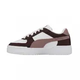 Championes Puma modelo CA Pro Classic II, de diseño urbano con plataforma, color blanco con detalles de logo en dorado.
