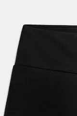 Shorts mini negros de tiro medio con cintura elástica ancha.