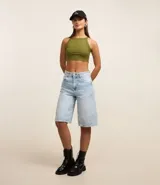 Blusa tipo crop top color verde oliva, confeccionada en tejido rib acanalado, con cuello halter y diseño sin mangas.