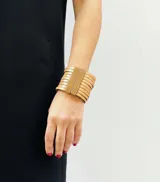 Pulsera de cuero de diseño multicapa en color tostado, con cierre magnético de resina a tono.