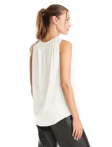 Blusa sin mangas de satén labrado color beige, con cuello a la base fruncido en punto smock.