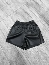 Short negro de cuero sintético con cintura elastizada.