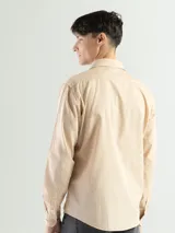 Camisa de manga larga color gris oscuro, confeccionada en algodón, con cuello clásico, cierre frontal con botones, bolsillo de parche en el pecho y corte clásico.