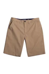 Bermuda tipo chino de gabardina color tostado, con cierre de cremallera y botón frontal, y cinco bolsillos.