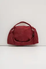Bolso hobo de cuero gamuzado color marrón, con correa de hombro y cierre superior.