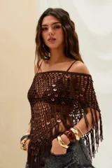 Top corto tejido al crochet en color marrón, con diseño de red adornado con lentejuelas circulares distribuidas por toda la prenda y flecos colgantes en el ruedo.