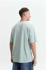 Remera de manga corta para hombre, corte oversize, color gris oscuro.