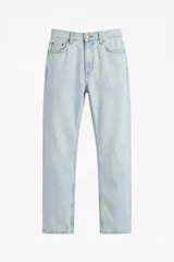 Pantalón de jean con corte recto y tiro medio, en color azul claro lavado. Cuenta con diseño clásico de cinco bolsillos, cierre frontal con botón y costuras reforzadas.