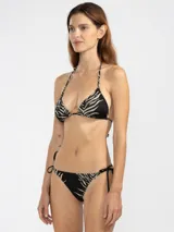 Bombacha de bikini negro con estampado animal print tipo cebra en tonos beige, con tiras ajustables en los laterales.