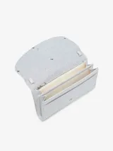 Sobre plateado con glitter, con cierre magnético y correa de cadena extraíble. Presenta el logo ovalado de Diesel con incrustaciones de strass.