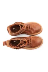 Borcego acordonado color marrón de cuero con plataforma.