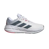 Championes Adidas Questar 3 Running, color blanco con detalles en gris y rojo. Capellada de malla transpirable, mediasuela Bounce y plantilla Cloudfoam Plus.