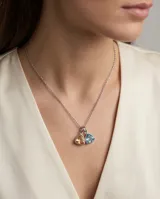 Collar de cadena fina de acero con dos dijes colgantes en forma de triángulo, uno con circonia color naranja y otro con circonia color celeste.