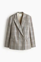 Blazer cruzado de sarga de algodón con estampado a cuadros en tonos beige, azul y marrón. Presenta solapas de pico, botones forrados, hombreras, un bolsillo superior insertado y dos bolsillos ribeteados con solapa. Las mangas tienen botones de cascada en los puños y cuenta con una abertura doble en la parte trasera.