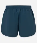 Bermuda deportiva para hombre de color azul, confeccionada en poliamida de secado rápido. Presenta cintura elástica con cordón ajustable, bolsillos funcionales y detalles laterales en blanco con estampa de lettering.