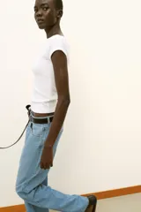 Camiseta negra de corte slim fit, con cuello barco y manga corta.