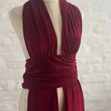 Top de terciopelo color borgoña, con escote halter y espalda descubierta.