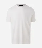 Remera de corte slim, color blanco, con cuello redondo y mangas cortas.