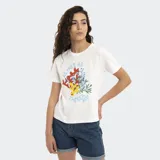 Remera blanca de corte clásico con estampado de corales y texto en el frente.