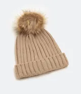 Gorro de punto acanalado en color blanco, con diseño de bajo plegado y pompón superior a tono.