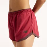 Short de running New Balance modelo RC Essential, color bordó con cintura elástica y detalles en contraste, equipado con tecnología NB DRY de secado rápido y bolsillos.