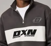 Buzo de cuello alto con medio cierre y diseño colorblock gris topo con una franja horizontal blanca en el pecho, que lleva estampado el logotipo de la marca "DXN Duxon Studios".