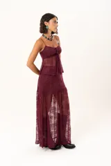 Pollera larga de encaje color bordó, con diseño transparente y volado en el ruedo.