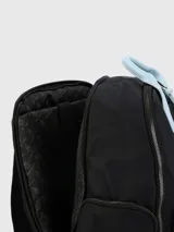 Mochila Hush Puppies de diseño funcional en color negro con detalles en celeste pastel. Cuenta con múltiples compartimentos con cierre, incluyendo bolsillo frontal, laterales y compartimento para laptop. Posee manijas superiores y correas ajustables.