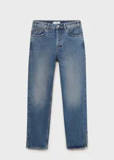 Pantalón de jean de tiro medio con diseño recto y cinco bolsillos. Presenta aberturas laterales en el bajo y cierre frontal con cremallera y botón.