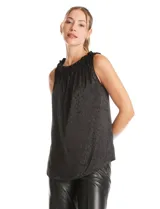 Blusa sin mangas de satén labrado color beige, con cuello a la base fruncido en punto smock.