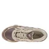 Championes Asics modelo Gel-Nyc, en combinación de tonos marrón, gris y detalles plateados. Presentan diseño técnico con malla transpirable, refuerzos sintéticos y suela amortiguada.