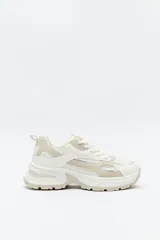 Zapatillas chunky color blanco y beige, con base robusta de 5,5 cm de altura.