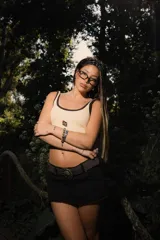 Top sin mangas color marrón oscuro con ribetes color beige, corte crop y logo bordado en el centro del pecho.