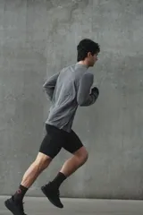 Remera deportiva de manga larga con tejido funcional DryMove, de tacto suave y efecto lavado. Presenta cuello redondo y costuras reforzadas, diseñada para absorber el sudor y mantener la frescura durante el entrenamiento.