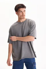Remera oversize gris oscuro con efecto lavado, cuello redondo y mangas cortas amplias.