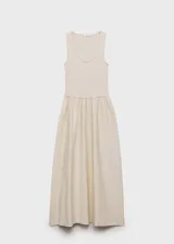 Vestido midi de diseño combinado con cuerpo de algodón acanalado y falda evasé de algodón liso. Presenta cuello escotado, tirantes anchos y cintura fruncida.