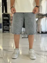 Bermuda de jean de corte baggy y tiro medio, con diseño clásico de cinco bolsillos y lavado claro.