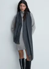 Vestido corto de punto con cuello vuelto y manga larga, de diseño recto y corte holgado.