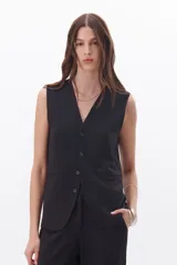 Chaleco negro con escote en V, cierre frontal con botones y bolsillos laterales.