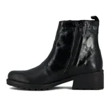 Bota de cuero negra con caña baja, suela de goma y taco foliado. Presenta un aplique de animal print en los laterales.