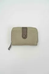 Billetera compacta de gamuza color beige con detalle de solapa central en cuero sintético marrón oscuro y cierre perimetral.