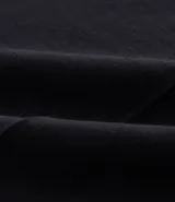 Pantalón negro de vestir, tiro alto, corte wide leg (pierna ancha), con bolsillos laterales y cierre frontal con cremallera y gancho.