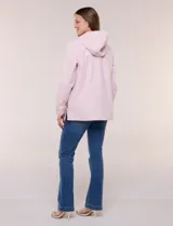 Gabardina estilo parka impermeable de color beige, con capucha fija con cordón ajustable, cierre frontal oculto con broches y bolsillos laterales.