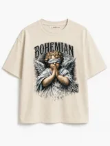 Remera boxy de algodón color beige, de manga corta y cuello redondo, con gran estampado frontal de un ángel rezando con los ojos vendados y la inscripción "BOHEMIAN BHN DSG".