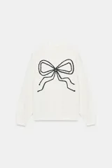 Sudadera de cuello redondo y manga larga, color blanco, con un gran lazo negro en contraste bordado en el delantero. Los acabados son en rib.